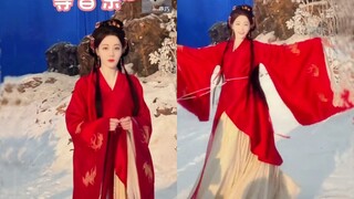 要不是看到热巴的单人舞蹈，我还以为这雪景是户外拍的，原来是造景棚拍，双人舞蹈那里景太真了吧