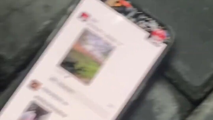 يا زميلي، مجموعة من الفتيات الرائعات عثرت على هاتفك.. إن لم تأتِ بسرعة، فستفقد أسرارك!