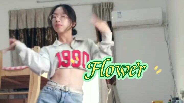 "مررت بين الزهور دون أن أ沾تني ورقة واحدة؟‖ فتيات المدرسة الثانوية يقمن بـ JISOO-FLOWER"