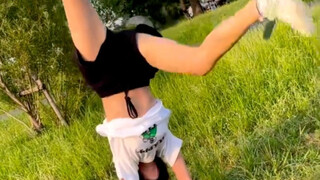 好身材练起来 女孩户外运动 这倒立很稳