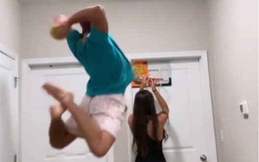 Jangan pernah membelakangi pemburu