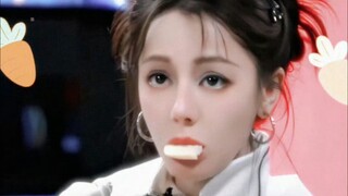 เธอดูเหมือนจะรู้ว่าเธอน่ารักจริงๆ