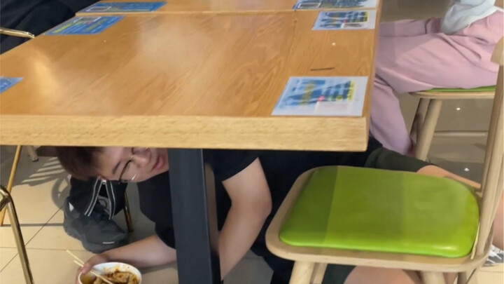 Sợ xã hội quá, đến ăn cơm cũng chui xuống gầm bàn.