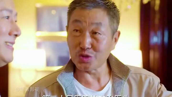 مستوى تباهي هذا العم بالثروة ليس عاديًا، أحسد من يملك مثل هذه القوة المالية!