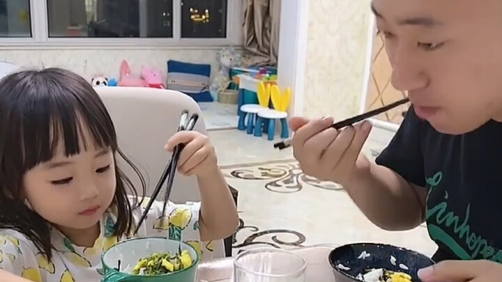 ابنتي هي معطف القطن الصغير لبابا.