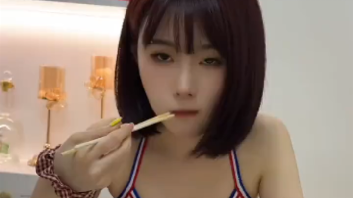 “Ai ở nhà còn dán tường, phòng ai vậy?”