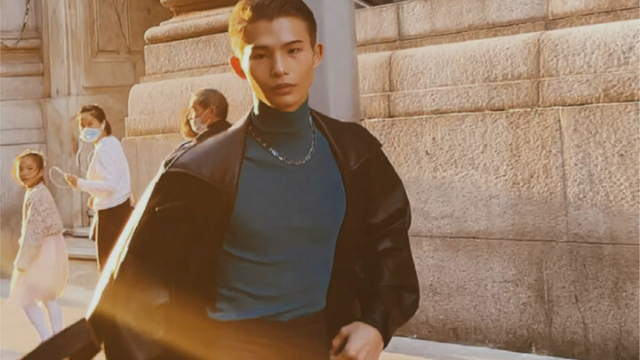 Multiple People Look Back — Shanghai Street Filming — 40 Million Views