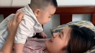 นักศึกษากลับบ้านเพื่อดูแลลูกๆ