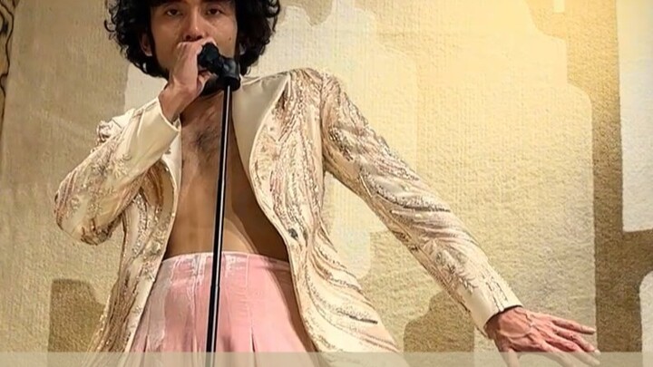 Suamiku terlihat lebih baik dengan pakaianku (Misteri)