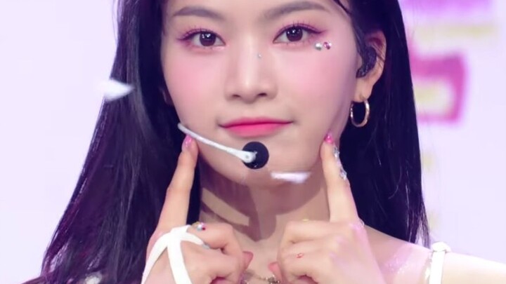 STAYC's latest comeback track BEAUTIFUL MONSTER 220722 performance stage