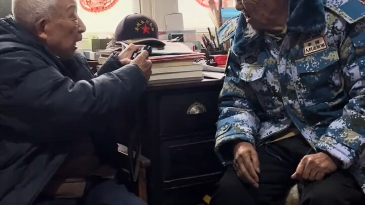 Cựu binh trăm tuổi tái ngộ, cùng nhau ôn lại những năm tháng oai hùng