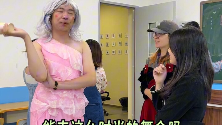 งานบอลสุดชิคแบบนี้ แท้จริงแล้วมีใครมาร่วมกันบ้างนะ?