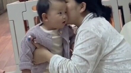 # Hujan berhenti, langit tak kunjung cerah: Ibu berbisik-bisik dengan si buah hati, ekspresi bayi be