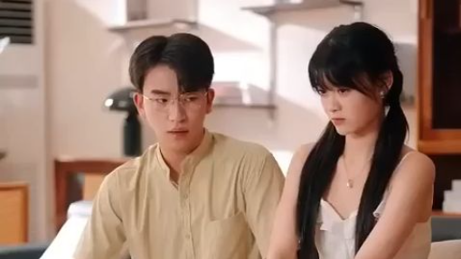 Gadis 18 tahun ganti kakaknya kencan pria tua, ternyata dosen tampan itu jatuh cinta