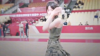 学姐篮球赛前的热身运动