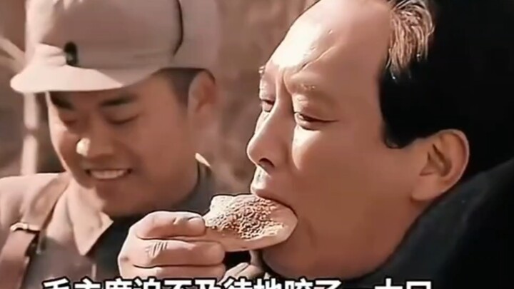 Ketua makan pancake bakar di pinggir jalan, pasangan suami istri dari desa ternyata tidak mau meneri