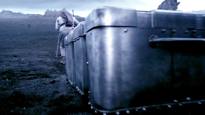 Belalang logam berbondong-bondong datang dengan ganas; manusia hanya bisa selamat dengan terus menye