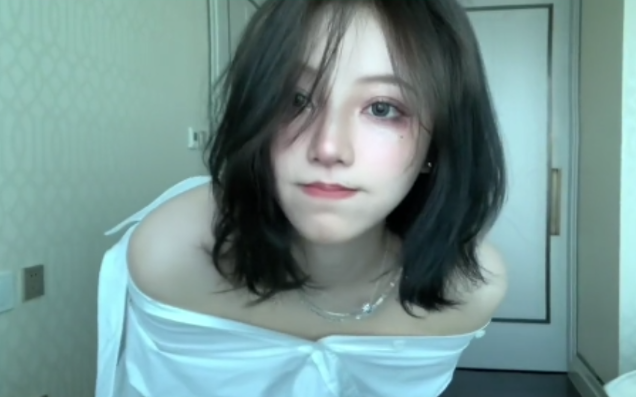 So this is the “pure and alluring” little sister you like?