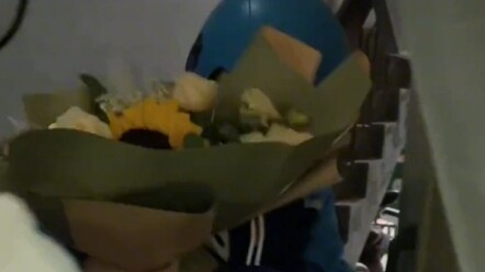 Wanita Buka Pintu Ambil Makanan Antaran Kena “Serangan Balik” dari Kurir #Lucu