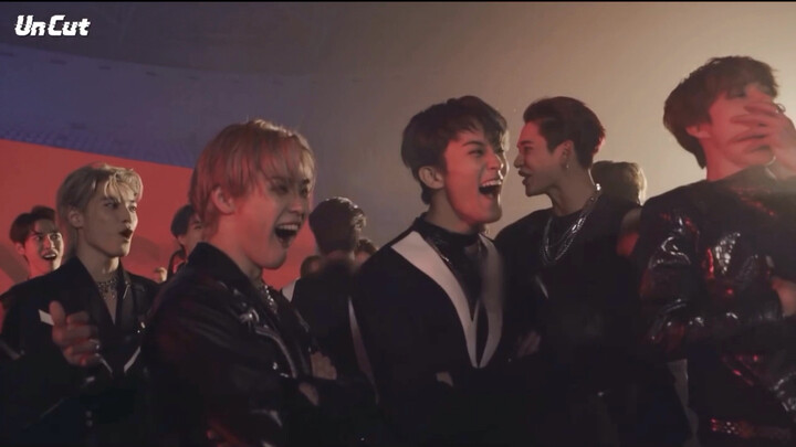 【NCT】 لي تينغ الشهير يركل الكاميرا بقوة ويحظى بمتابعة حماسية من زملائه في الفريق ^-^