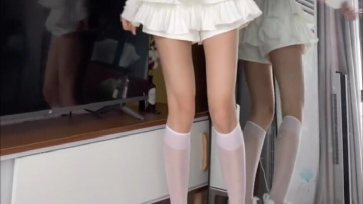 『คอลเลกชันถุงน่อง』ถุงน่องสีดำและสีขาว ขาเปลือย และกระโปรงสั้น มีทุกสิ่งที่คุณต้องการอยู่ที่นี่
