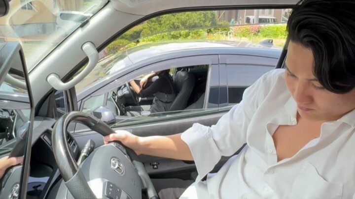 الأخ مينغ يتسكع أثناء القيادة