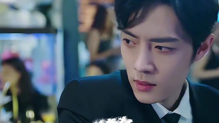 Haha, a handsome guy really stands out. If he hadn’t stood up, who would’ve known he wasn’t wearing 