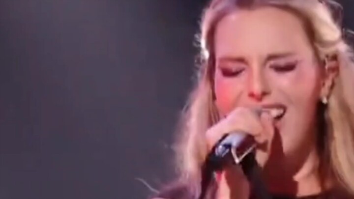 Tay trống như thể nhịn đói ba ngày, cứ đến đoạn cao trào là… xì hơi luôn!