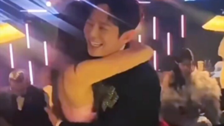 【เจิ้งซิ่วเหยียน】หลังเวทีกอดคุณครูเหอ