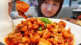 There's not a single pepper in sight, but the Hunan girl is shivering from the spiciness...