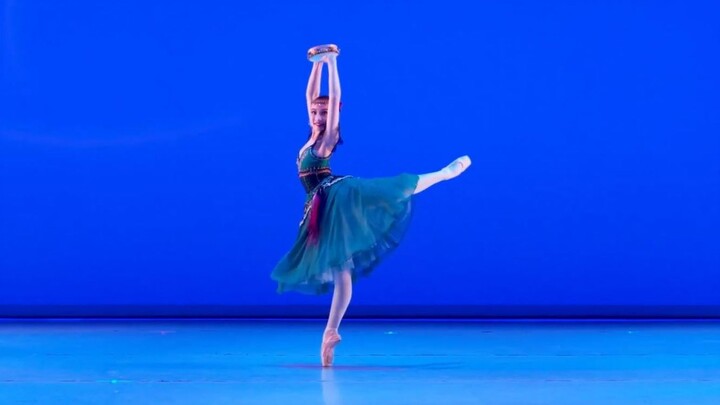 Kako Sawai, 18 tuổi, biến thể nữ của vở ballet "Esmeralda" tại Chung kết YAGP 2022