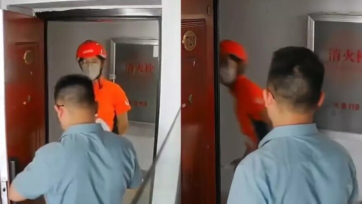 学生暑假兼职跑腿赚钱接到老师的订单，老师在门口望着学生离开