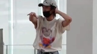 蒜轩这逆天的身材比例直呼哇塞~