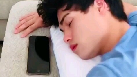 Chàng trai đang ngủ, cô gái định lén xem điện thoại thì màn hình bỗng sáng lên.
