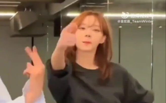 【วินเทอร์ คิมมินจอง】ไอดอลหญิงบางคนเต้นเพลงของบอยกรุ๊ป…ดูเหมือนเก้ๆ กังๆ แต่กลับทำได้อย่างเฉียบขาด