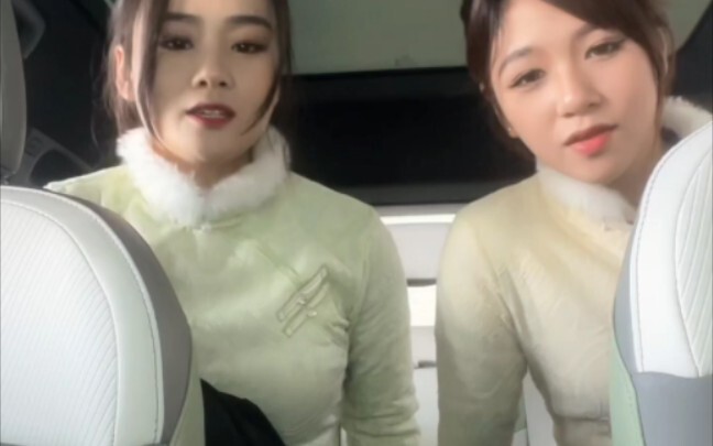 Dua cewek cantik, satu putih cerah, satu berkulit sawo matang. Nggak bisa move on nih!