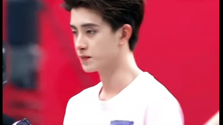 โอวหรุ่ยเผิงในรายการเถ้าฮัวหวู่ แต่ละตอนยาวกว่าสองชั่วโมง แต่มีฉากที่เขาอยู่บนหน้าจอน้อยกว่าห้านาที 