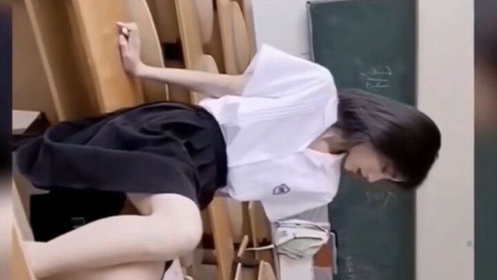 วัยรุ่นไม่เข้าใจความงามของเพื่อนร่วมชั้นที่น่ารักและแสนดี!