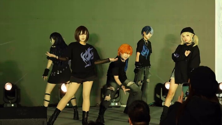 Have you ever seen a live transformation? One person plays Meiko and turns into Kaito, a roasted who