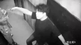“女生：死鬼把门打开！！”情侣玩密室逃脱，男子为保护女生，把她推进房间，结果万万没想到！！
