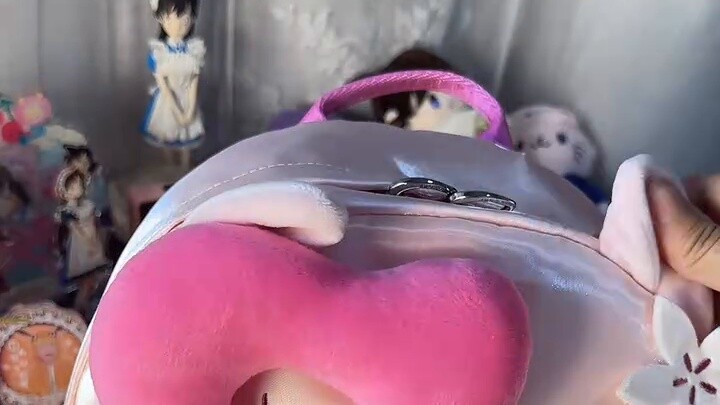 Used cream glue to prick the fan's My Little Pony Pinkie Pie pain pack!