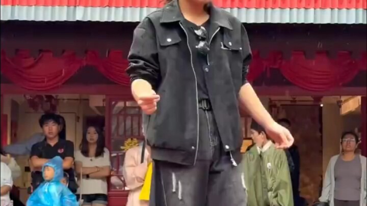 Vương nhảy múa Đại Tống của NPC tại Công viên Thanh Minh Thượng Hà, điệu múa này sao lại có thể mượt