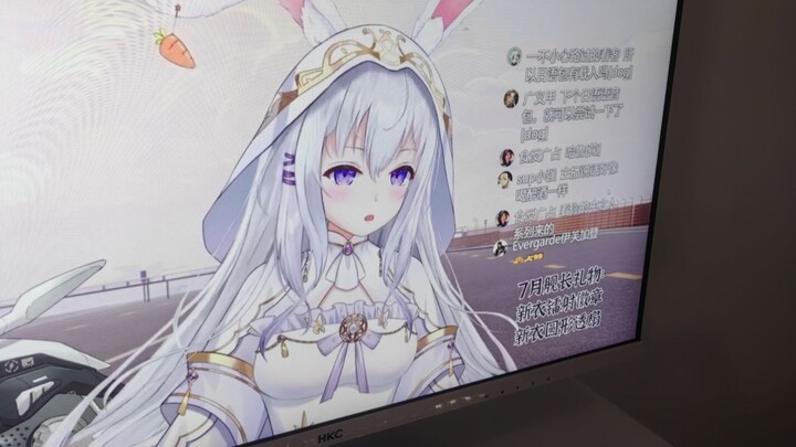 Mengasuh seorang V yang bahkan tidak tahu cara live streaming, harus diam-diam mengajarinya pula, bi