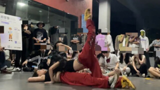 Koreografi asli "Dangerous Party", pas de deux