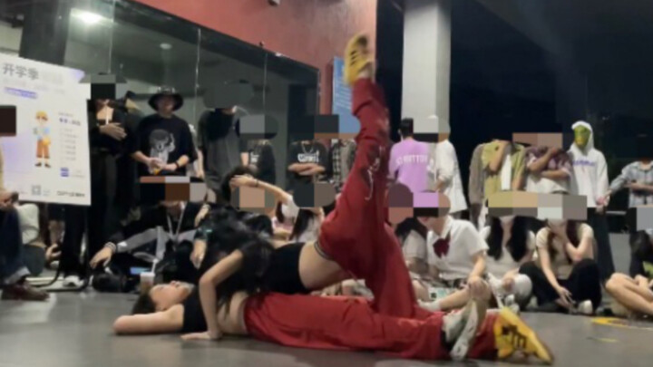 Koreografi asli "Dangerous Party", pas de deux