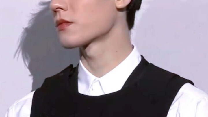 Amidst all those slick-haired, dewy-skinned beauties, his bold makeup totally stole the show!