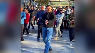 Hiệu trưởng Học viện Khiêu vũ dẫn mọi người nhảy, không ngờ một chú trung niên lại có điệu nhảy đẹp 