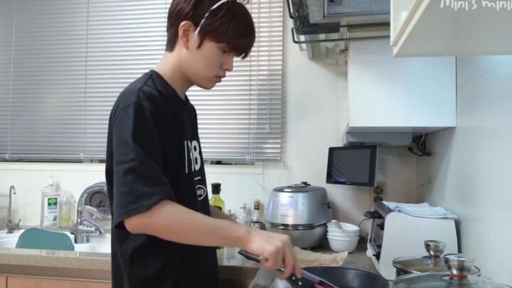 【Stray Kids/คิมซึงมิน】คังอาจีตัวแรกของโลกที่ทำอาหารและล้างจานได้ พี่สาวพูดจาเหนอะหนะเหมือนซึงมิน น่า