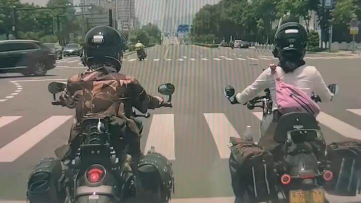 Pengendara wanita touring tak sempat menghindar di persimpangan jalan...