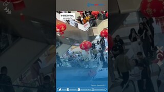 Momen Kocak Paspampres Melawan Arus Tangga Eskalator Demi Pengamanan  Presiden saat Kunjungi Mall